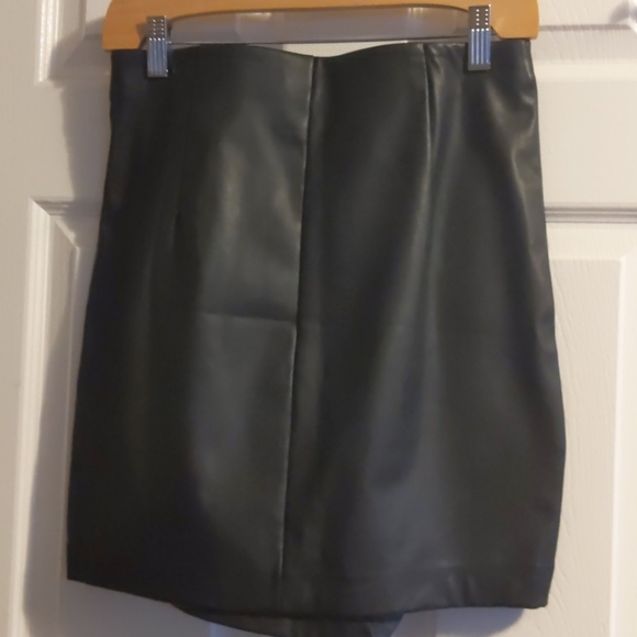 Black faux leather mini skirt - Picture 2 of 2